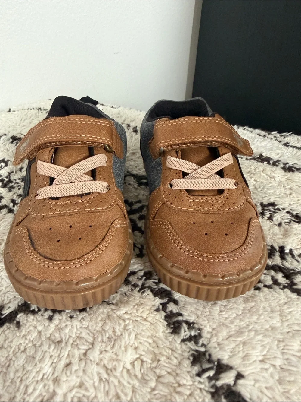 OshKosh B'gosh Brown and Gray Toddler Sneakers with Hook-and-Loop Strap size 6